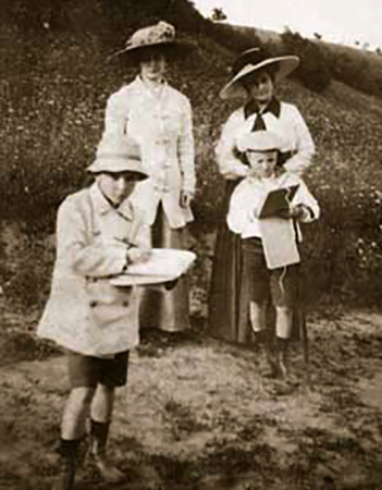 Елена Рерих (справа) с детьми (1913)