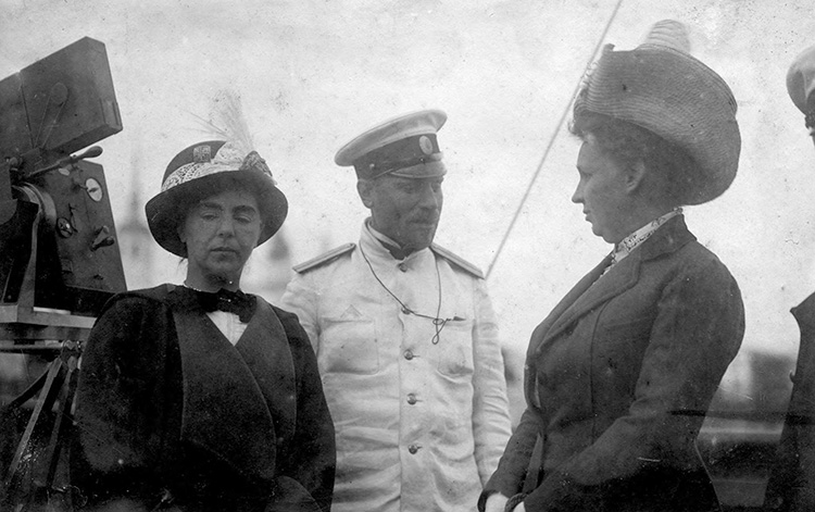 С женой Верой (слева) и женой губернатора Сосновской на борту «Святого Фоки». Архангельск, 1912 г.