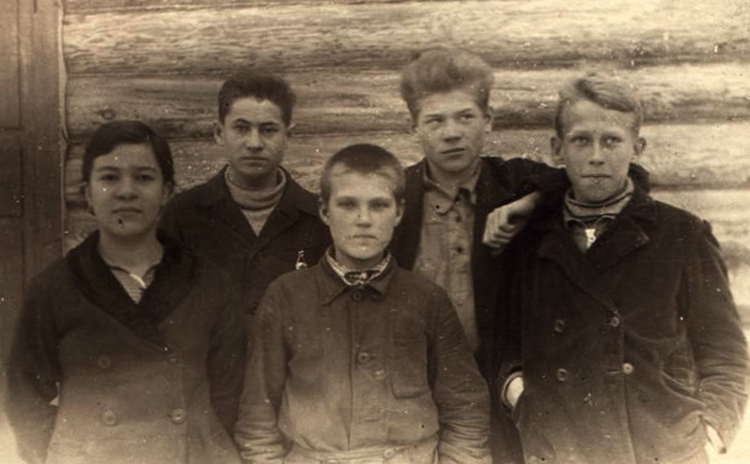 Владимир Тендряков (справа) с друзьями в юности
