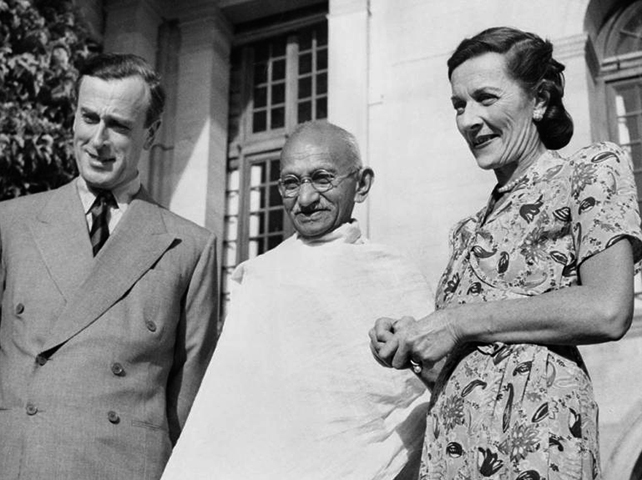 Ганди в 1947 году с лордом Луи Маунтбеттеном, последним британским вице-королем Индии, и его женой Эдвиной Маунтбеттен.