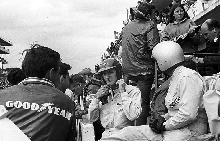 Кен Майлз (в центре) и Брюс Макларен (справа) готовятся к сменам во время Ле-Иана. 1966 г.