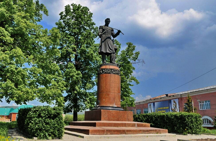 Памятник Павлу Аносову на площади III Интернационала в Златоусте