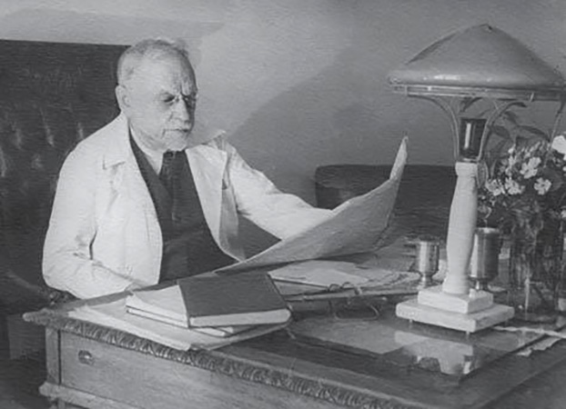 Николай Семашко в своем кабинете. Около 1947 г.