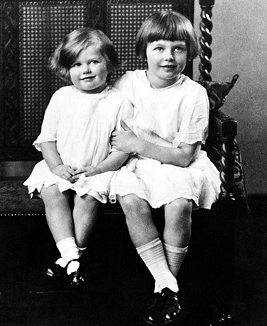 Маргарет со старшей сестрой Мьюриэл