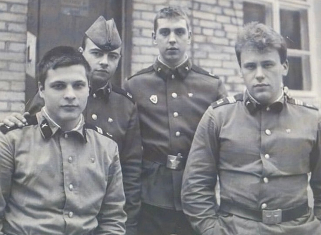 В армии (слева)