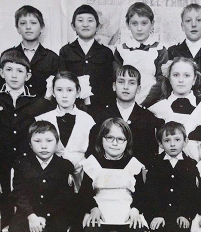 Олег Монгол в детстве (снизу, слева)