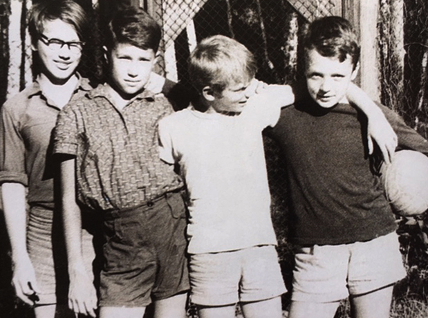 Виктор Гусев (справа) в детстве
