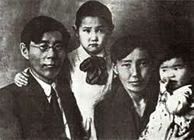 С третьей женой Акулиной Николаевной и общей дочерью Саргыланой (1932)