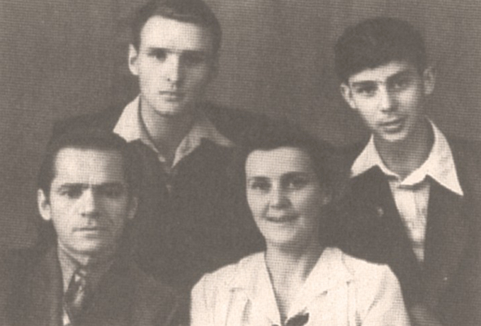 Анатолий Солоницын (слева, на заднем плане) с родителями и братом
