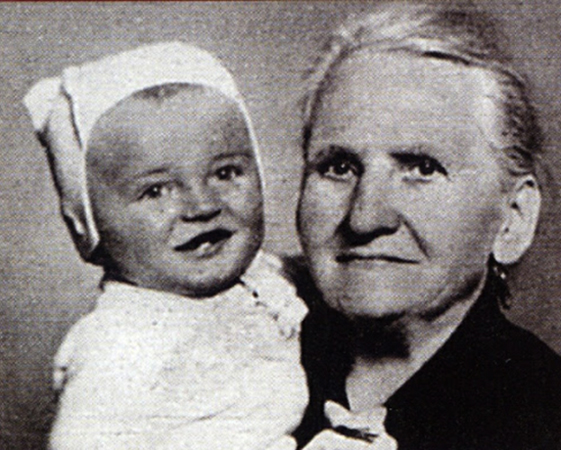 Карел Готт на руках а бабушки (1939)