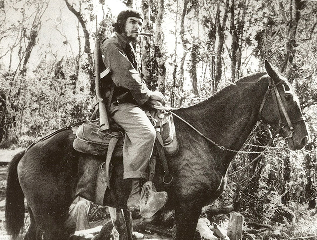 Че Гевара на муле в провинции Лас-Вильяс, Куба, ноябрь 1958 года
