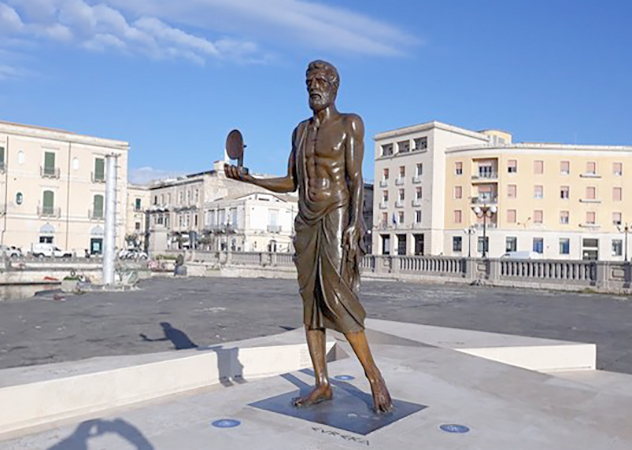 Памятник Архимеду в Сиракузах (Сицилия, Италия)