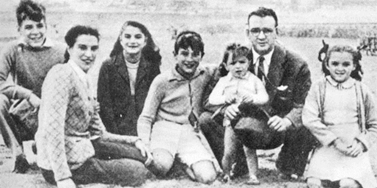 Подросток Эрнесто (слева) с родителями, братьями и сестрами, ок. 1944 год, рядом с ним слева направо сидят: Селия (мать), Селия (сестра), Роберто, Хуан Мартин, Эрнесто (отец) и Ана Мария.