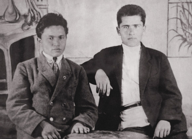 Михаил Янгель (справа) с товарищем во время работы помощником мастера ткацкого цеха (1927-1928)