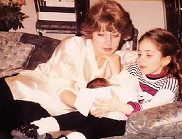Леди Гага в детстве с мамой и младшей сестрой