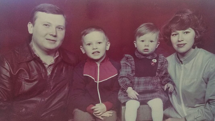 Ольга Филимонова с родителями и братом в детстве