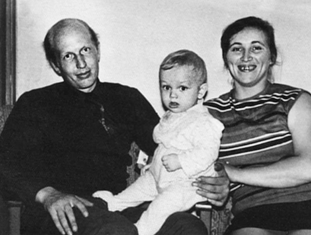 Захар Прилепин с родителями в детстве