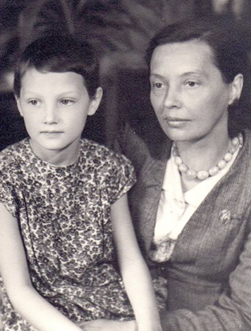 Вера Чаплина с дочерью Людой в конце 1940-ых