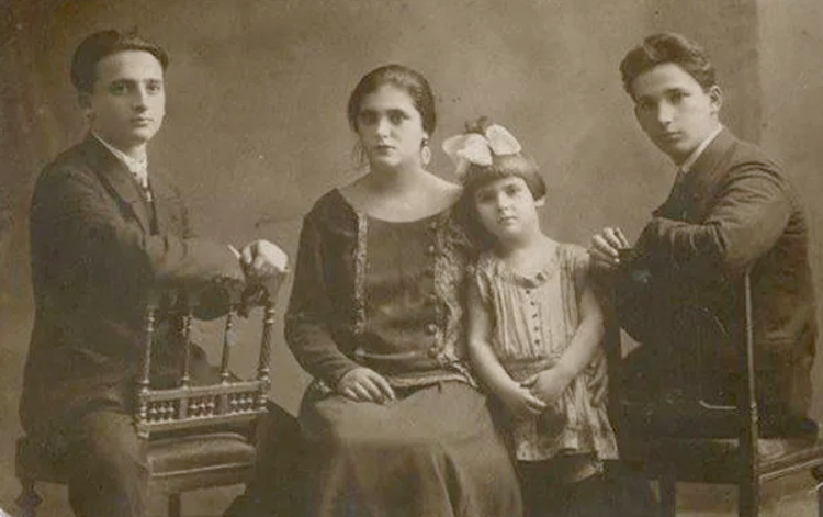Александр Печерский (справа) с братом Борисом и сестрами Фаиной и Зинаидой