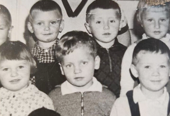 Олег Стеняев (в центре) в возрасте 5 лет