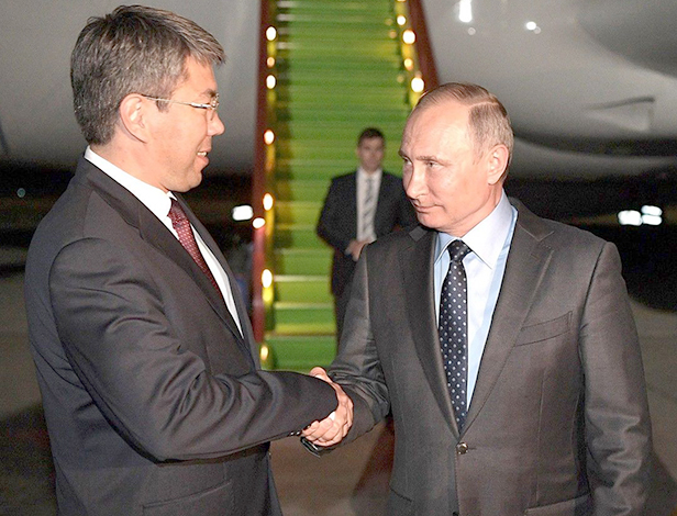 Глава Республики Бурятия Алексей Цыденов и президент России Владимир Путин