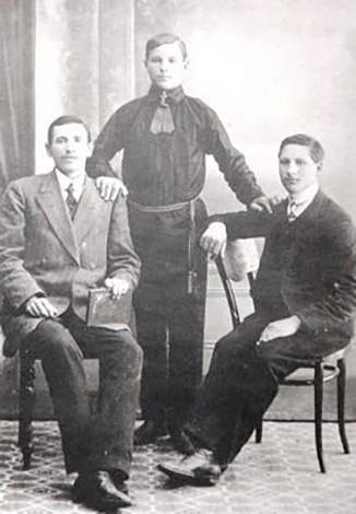 Степан Щипачев (в центре) с купцами Лагуткиными