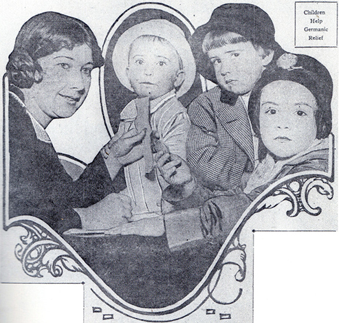 Никсон (второй справа) в газете в 1916 года. Его брат Дональд находится справа от него.