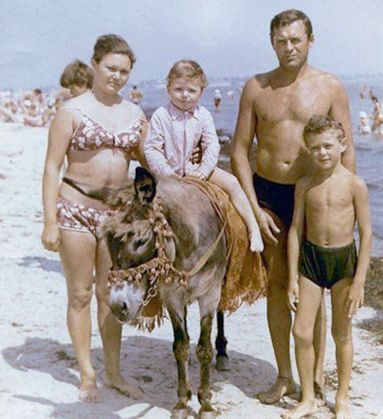 Андрей Носков (справа) с родителями и братом