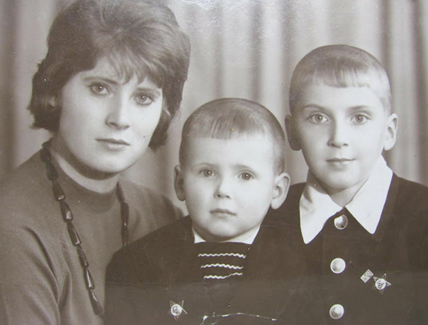 Никита Джигурда (в центре) с мамой и братом Сергеем