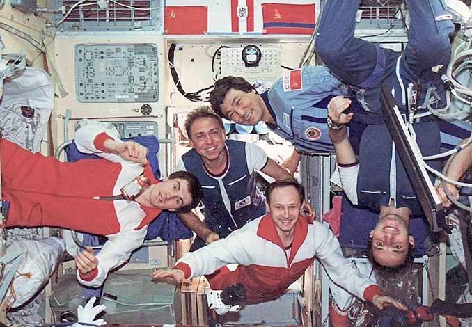 Космонавты на борту станции «Мир»! Слева направо: С. Крикалёв, А. Волков, А. Арцебарский, Т. Аубакиров, Ф. Фибёк. (Октябрь 1991 г.)