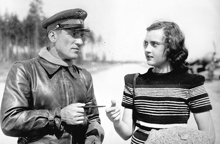 Николай Крючков и Алла Парфаньяк в фильме «Небесный тихоход» (1945)