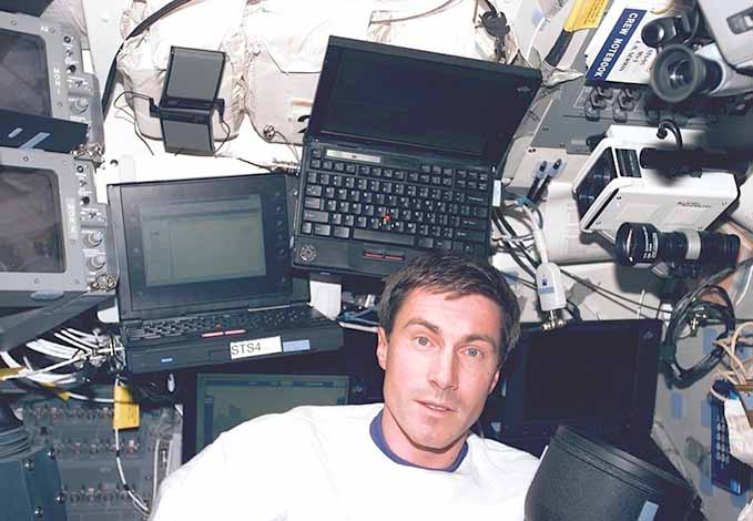 Сергей Крикалёв на борту шаттла Endeavour (1998 г.)