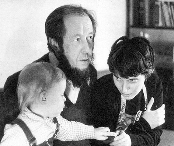 С Александром Солженицыным и сыном Ермолаем