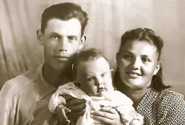 Валерий Хлевинский в детстве с мамой и папой