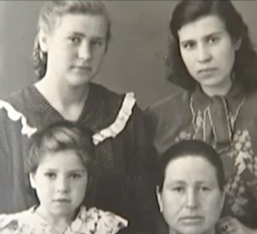 Александра Пермякова с сестрами и матерью в детстве
