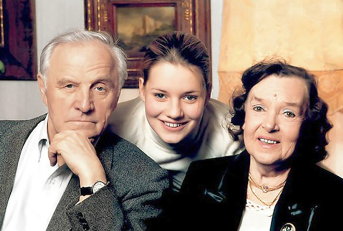 С мужем Михаилом и внучкой Елизаветой