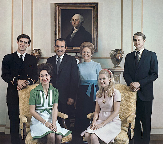 Семья Никсона: Джули и Дэвид Эйзенхауэры, президент Никсон, первая леди Пэт Никсон, Тришия и Эдвард Кокс (24 декабря 1971 г.)