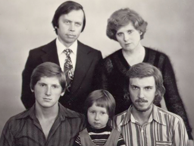 Никита Джигурда (снизу, слева) с родителями и братьями