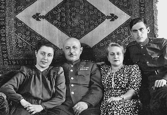 Иван Баграмян с дочерью Маргаритой, женой Тамарой и сыном Мовсеесом
