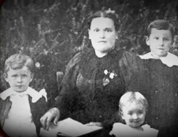 Молодой Харланд Сандерс с матерью, братьями и сестрами