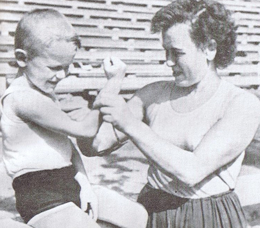 Олег Блохин с мамой в 4 года