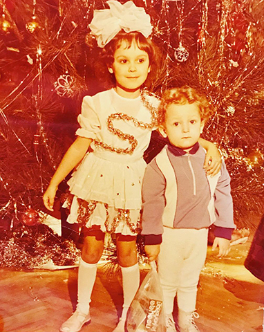 Анна Калашникова в детстве с братом