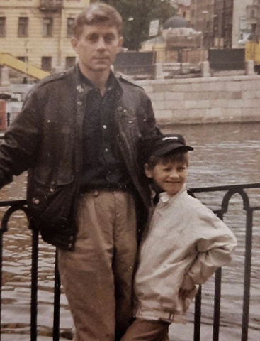 Артем Крылов в детстве с отцом