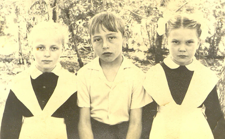 Николай Коляда (в центре) в детстве