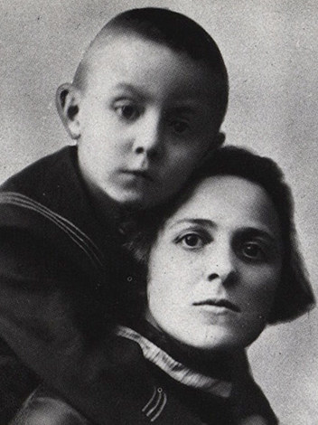 Юрий Григорович с мамой в детстве