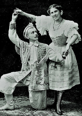 Надежда Плевицкая с мужем Эдмундом на сцене Киевского театра (1909)