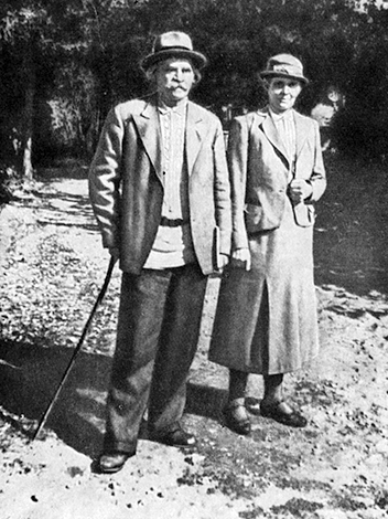 С женой Христиной Михайловной в Алма-Ате в 1943 г.