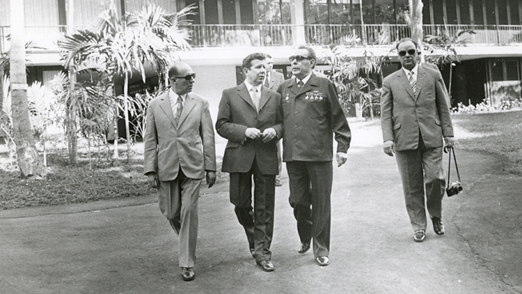 Евгений Чазов и Леонид Брежнев во время визита на Кубу (1974)