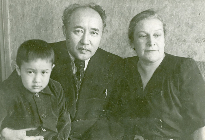С женой Валентиной Николаевной и сыном Ернаром