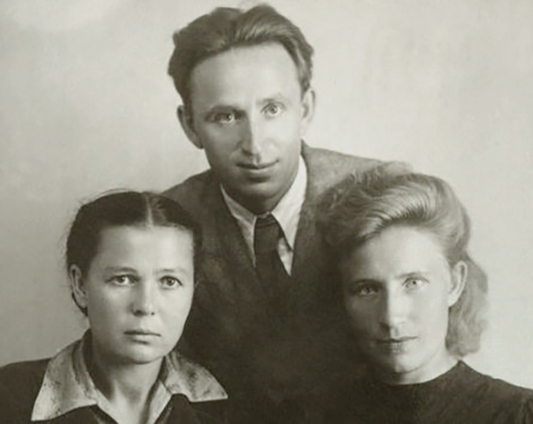 С женой Евдокией и сестрой Верой